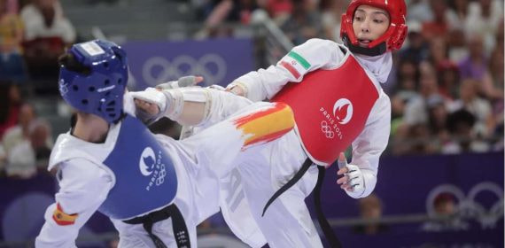 Adriana Cerezo (de azul) ganó la plata en taekwondo en Tokio 2020.