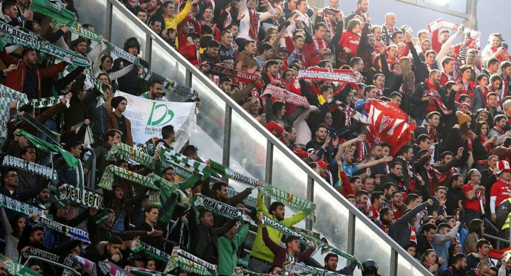 Aficionados del Betis y del Sevilla en el estadio Benito Villamarín.
