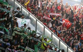 Aficionados del Betis y del Sevilla en el estadio Benito Villamarín.