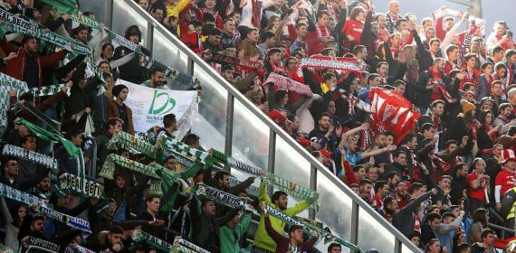 Aficionados del Betis y del Sevilla en el estadio Benito Villamarín.