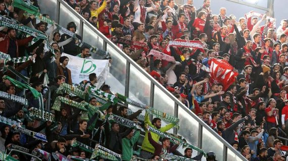 Aficionados del Betis y del Sevilla en el estadio Benito Villamarín.