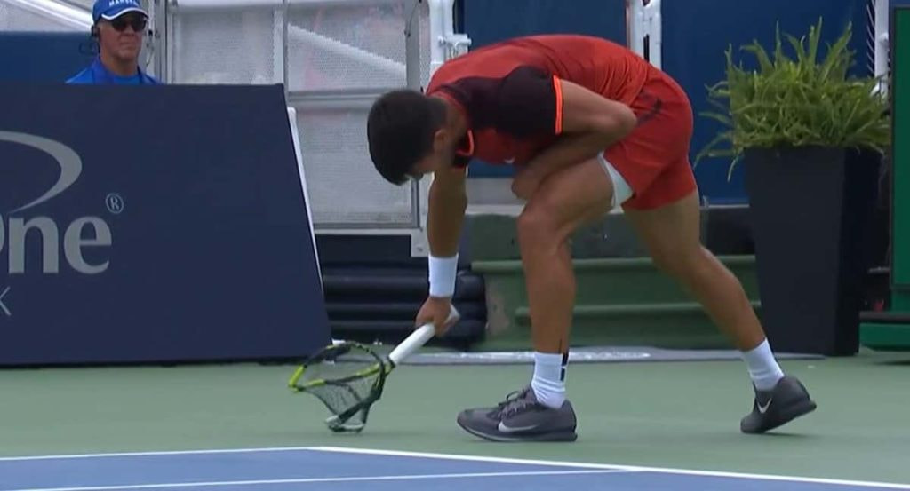 Carlos Alcaraz destroza una raqueta durante el partido contra Monfils.