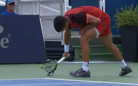 Carlos Alcaraz destroza una raqueta durante el partido contra Monfils.