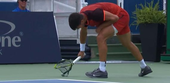 Carlos Alcaraz destroza una raqueta durante el partido contra Monfils.