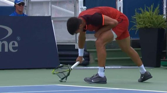 Carlos Alcaraz destroza una raqueta durante el partido contra Monfils.