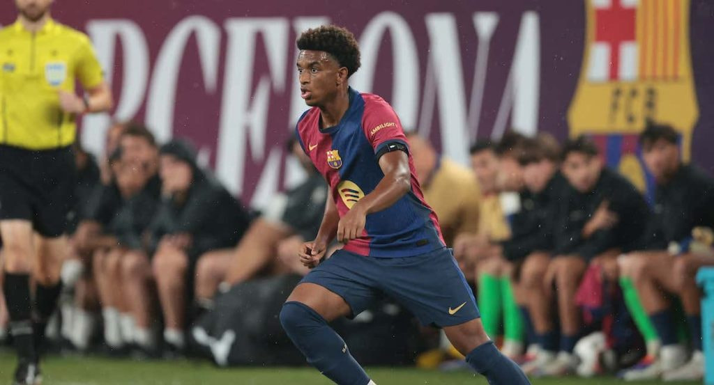 Alejandro Balde durante un partido con el Barcelona.
