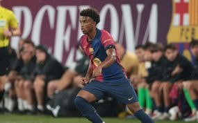 Alejandro Balde durante un partido con el Barcelona.