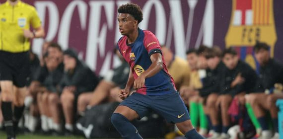 Alejandro Balde durante un partido con el Barcelona.