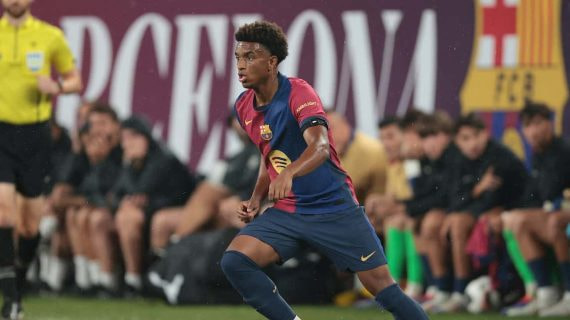 Alejandro Balde durante un partido con el Barcelona.