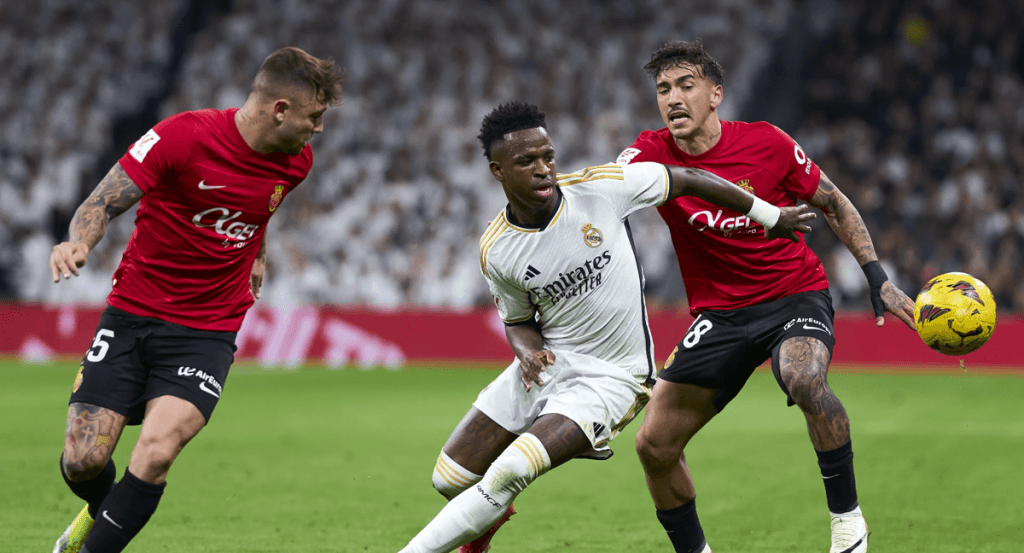Vinicius pugna con Maffeo y Antonio Sánchez en un Madrid-Mallorca de la temporada pasada.