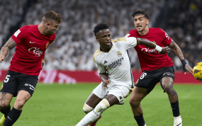 Vinicius pugna con Maffeo y Antonio Sánchez en un Madrid-Mallorca de la temporada pasada.