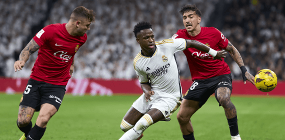 Vinicius pugna con Maffeo y Antonio Sánchez en un Madrid-Mallorca de la temporada pasada.