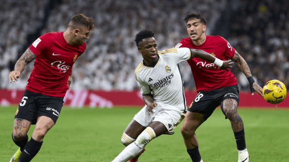 Vinicius pugna con Maffeo y Antonio Sánchez en un Madrid-Mallorca de la temporada pasada.