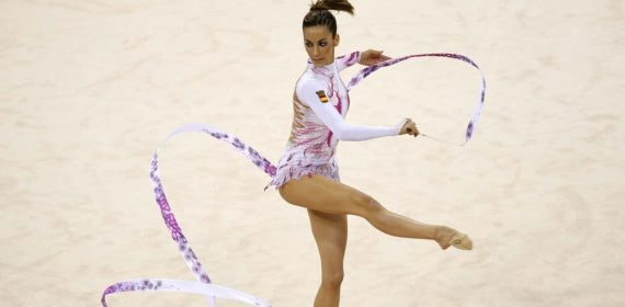 Almudena Cid haciendo su ejercicio de cinta.