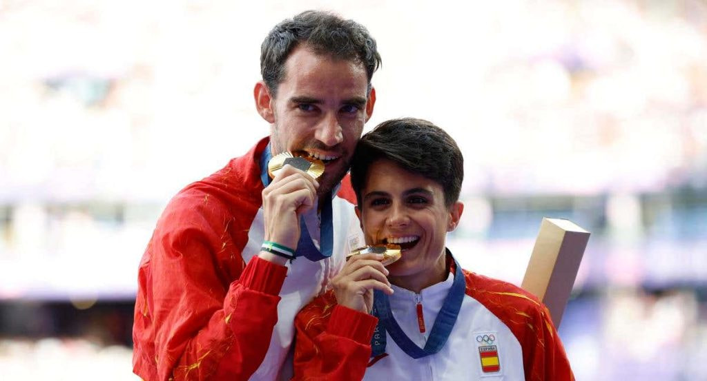 Álvaro Pérez y María Martín con la medalla de oro en relevos mixtos de marcha.