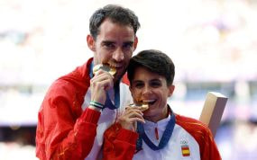 Álvaro Pérez y María Martín con la medalla de oro en relevos mixtos de marcha.