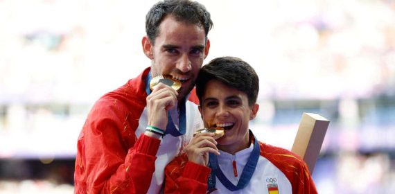 Álvaro Pérez y María Martín con la medalla de oro en relevos mixtos de marcha.