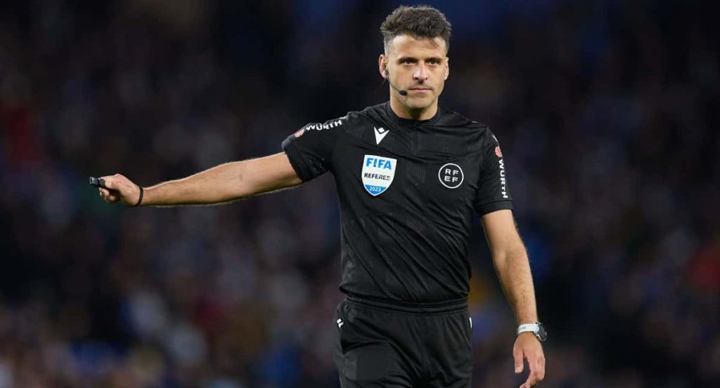 El árbitro Gil Manzano durante el partido entre la Real Sociedad y el Mallorca en el Reale Arena.