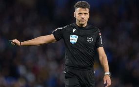 El árbitro Gil Manzano durante el partido entre la Real Sociedad y el Mallorca en el Reale Arena.
