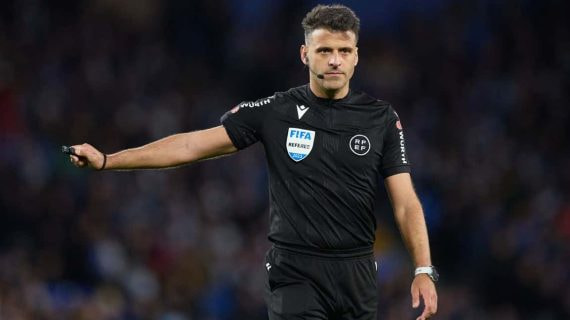 El árbitro Gil Manzano durante el partido entre la Real Sociedad y el Mallorca en el Reale Arena.