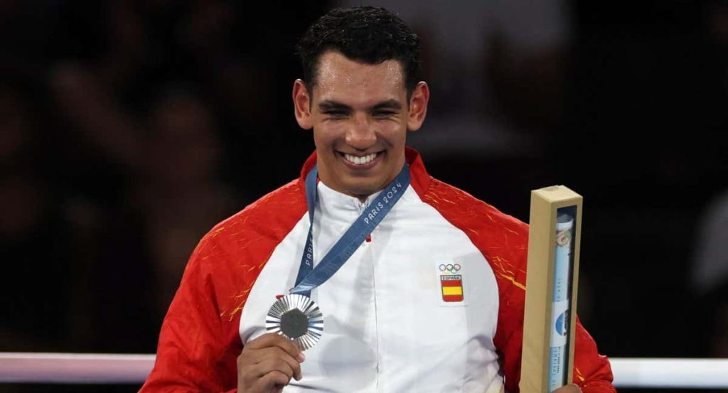 Ayoub Ghadfa con la medalla de plata en boxeo.