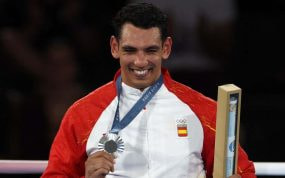Ayoub Ghadfa con la medalla de plata en boxeo.