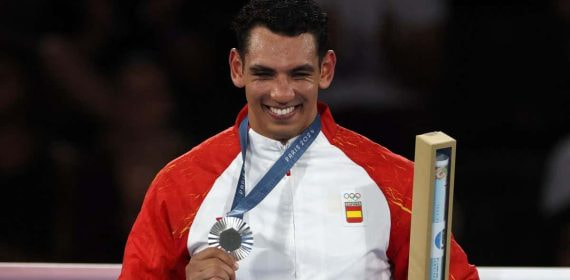 Ayoub Ghadfa con la medalla de plata en boxeo.