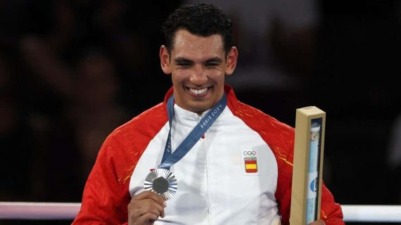 Ayoub Ghadfa con la medalla de plata en boxeo.