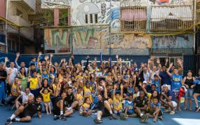 La Selección de Brasil en la pista de fútbol sala de la favela de Tavares Bastos.