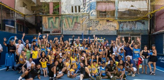 La Selección de Brasil en la pista de fútbol sala de la favela de Tavares Bastos.