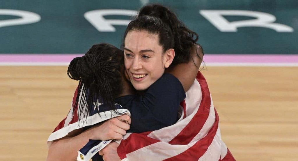 Breanna Stewart celebra el oro conseguido con la selección de EEUU en los Juegos de París.