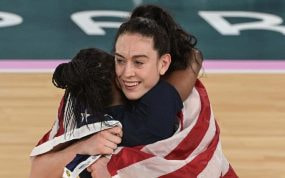 Breanna Stewart celebra el oro conseguido con la selección de EEUU en los Juegos de París.