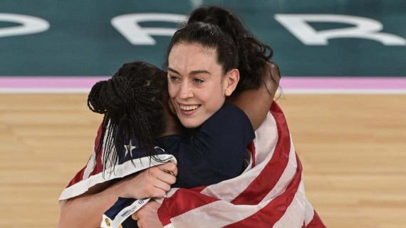 Breanna Stewart celebra el oro conseguido con la selección de EEUU en los Juegos de París.