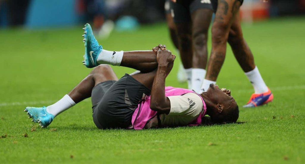 Camavinga se duele tras una acción fortuita en el entrenamiento.
