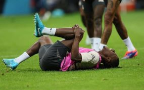 Camavinga se duele tras una acción fortuita en el entrenamiento.