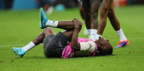 Camavinga se duele tras una acción fortuita en el entrenamiento.