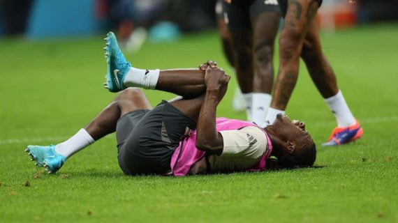 Camavinga se duele tras una acción fortuita en el entrenamiento.
