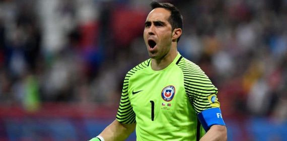 Claudio Bravo, con Chile.