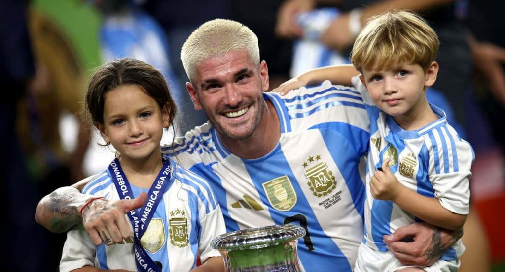 De Paul junto a sus hijos tras ganar la Copa América.