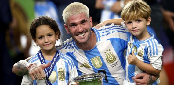 De Paul junto a sus hijos tras ganar la Copa América.