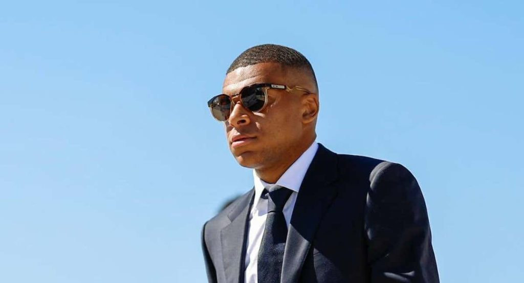 Mbappé, en traje.
