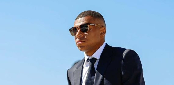 Mbappé, en traje.