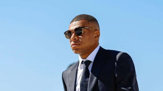 Mbappé, en traje.