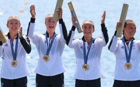 El equipo neozelandés del K4, comandado por la leyenda Lisa Carrington, sube a lo más alto del podio en París.