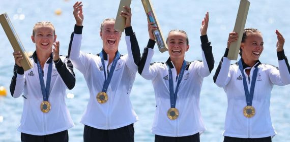 El equipo neozelandés del K4, comandado por la leyenda Lisa Carrington, sube a lo más alto del podio en París.
