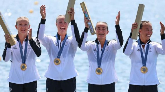 El equipo neozelandés del K4, comandado por la leyenda Lisa Carrington, sube a lo más alto del podio en París.