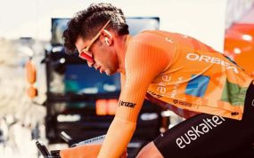 Gotzon Martín calienta sobre el rodillo con los colores del Euskaltel - Euskadi.