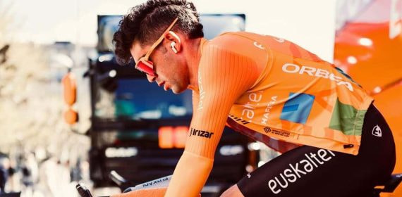 Gotzon Martín calienta sobre el rodillo con los colores del Euskaltel - Euskadi.