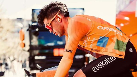 Gotzon Martín calienta sobre el rodillo con los colores del Euskaltel - Euskadi.