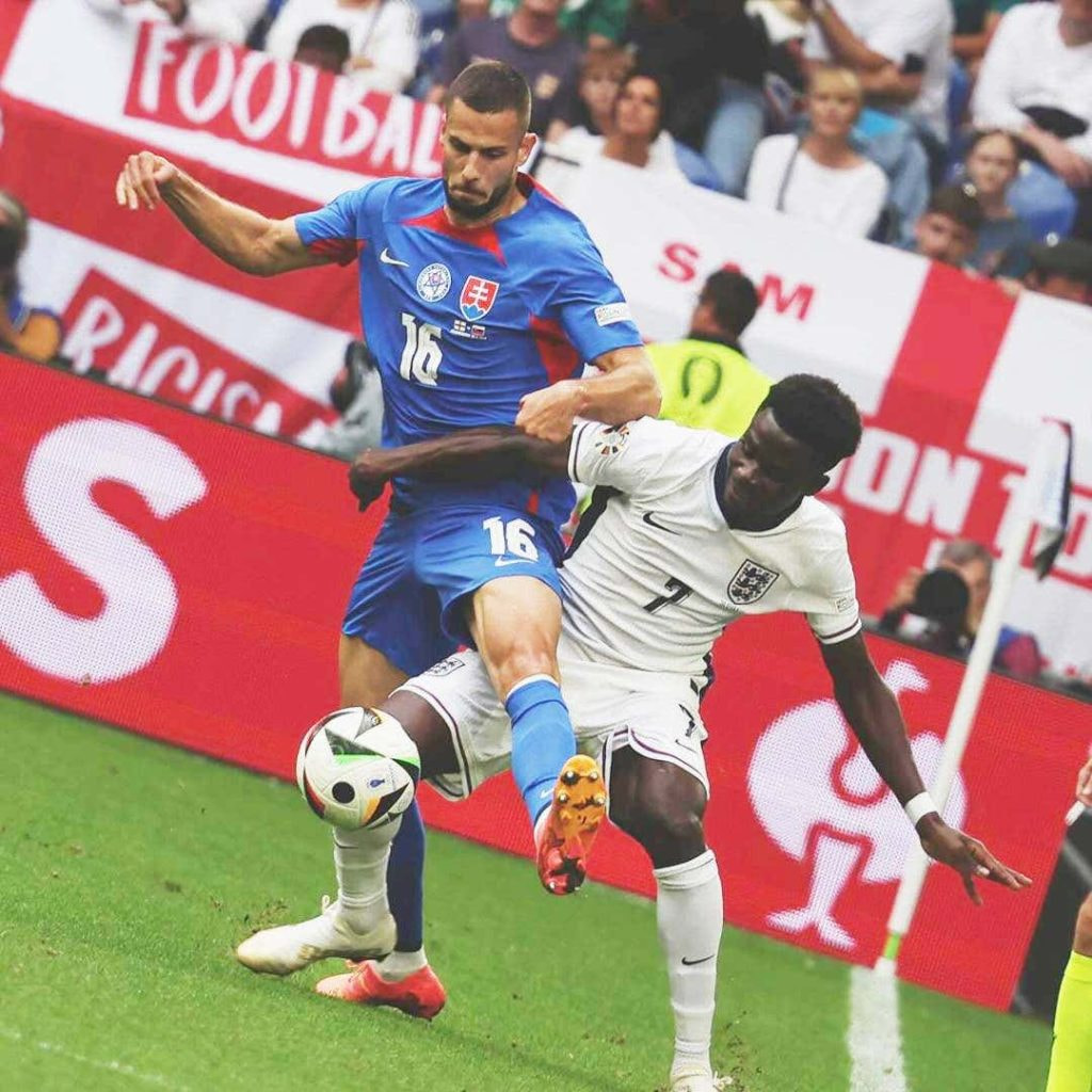 Hancko disputa un balón con Saka en un partido de la Eurocopa.